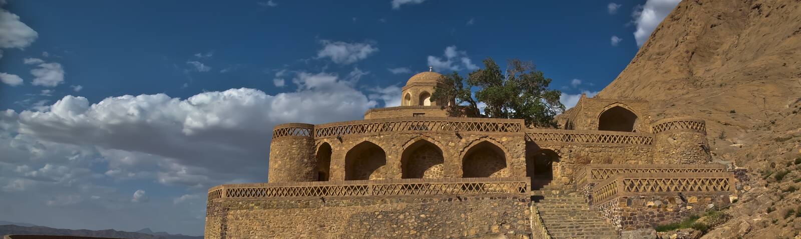 Tomb of Bozorgmehr Qaini